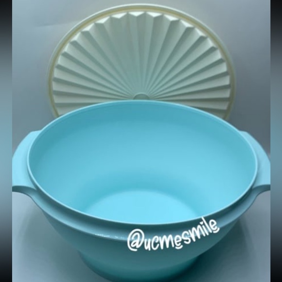 Tupperware Jumbo Servalier Blue Mint Salad Bowl - Picture 2 of 3